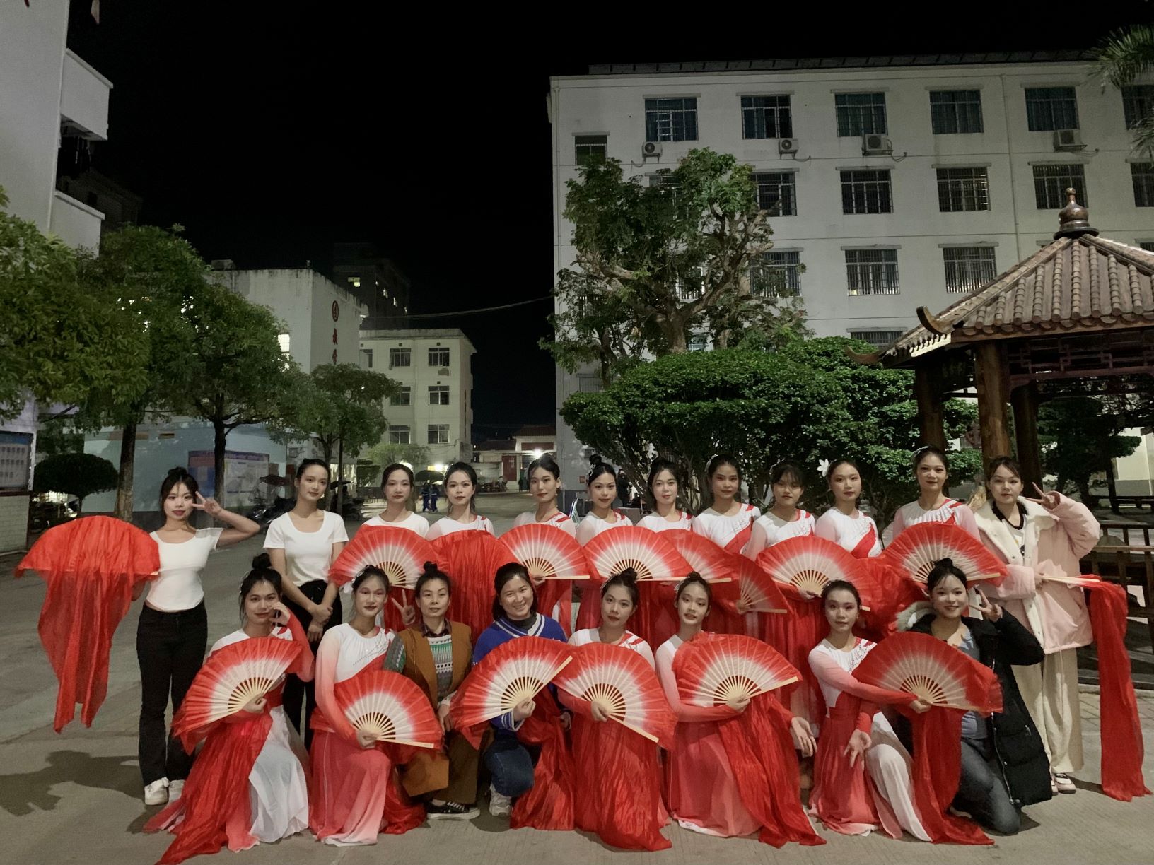 球友会网页版到木乐一中绘画展示、参与晚会表演