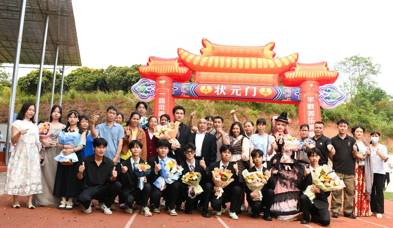 实现报效祖国的远大理想和抱负，我校隆重举行“十八而至正青春，挺膺奋进新征程”——2024届成人典礼仪式 丨 球友会网页版